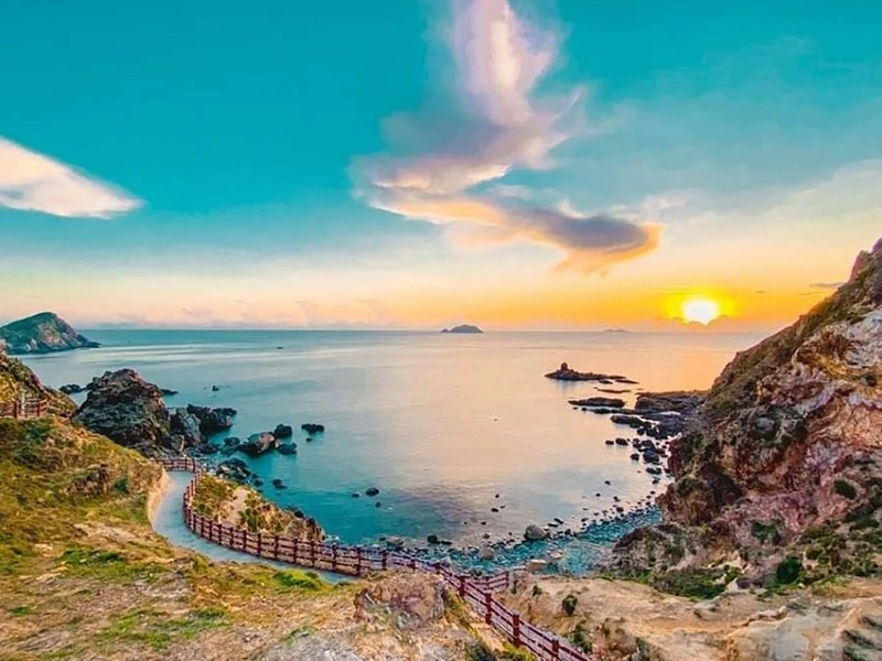 Ky Co est une plage isolée située à environ 25 km du centre-ville de Quy Nhon, souvent surnommée les "Maldives du Vietnam" en raison de ses eaux cristallines et de son sable blanc.