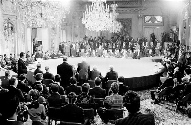 Signature des Accords de Paris, le 27 janvier 1973, au Centre de conférences internationales, l'avenue Kléber, à Paris. Photo: VNA