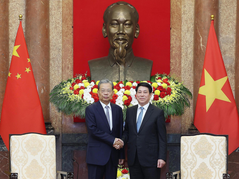 Le président Luong Cuong (à droite) serre la main du président de l’Assemblée populaire nationale de Chine, Zhao Leji, à Hanoi, le 1er septembre. Photo : VNA