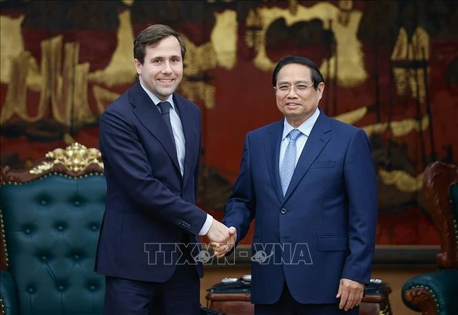 Le Premier ministre Pham Minh Chinh (à droite) serre la main du ministre suédois de la Coopération internationale au développement et du Commerce extérieur, Benjamin Dousa, à Hanoi, le 12 mai. Photo : VNA