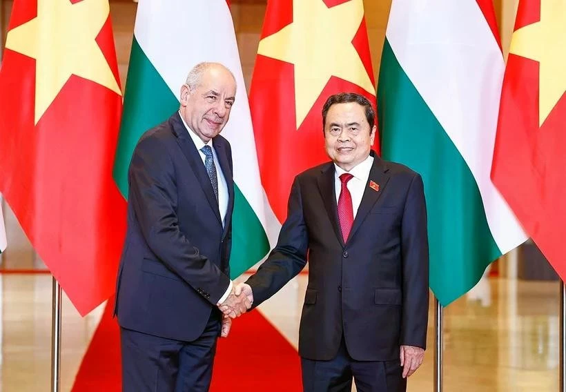 Le président de l’Assemblée nationale Trân Thanh Mân (à droite), et le président hongrois Sulyok Tamas, à Hanoi, le 28 mai. Photo : VNA
