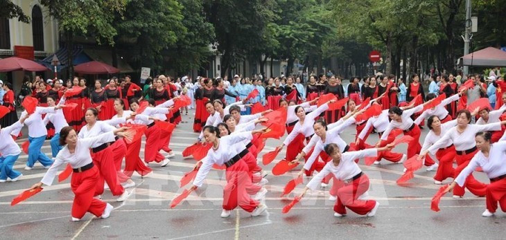 Des personnes âgées exécutent une danse des éventails. Photo: VNA