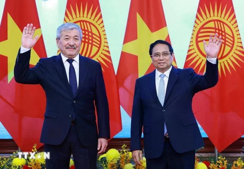 Le Premier ministre vietnamien Pham Minh Chinh (à droite) et son homologue kirghize Adylbek Kasymaliev. Photo : VNA