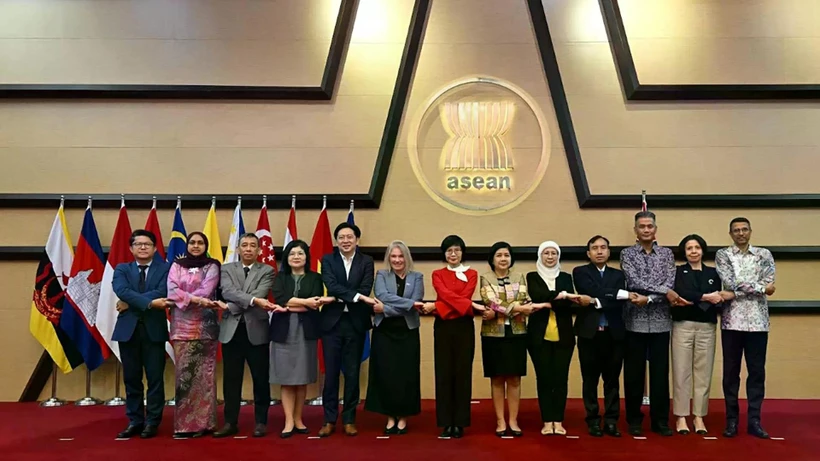 Les délégués posent pour une photo de groupe lors de la 13e réunion du Comité mixte de coopération ASEAN-Nouvelle-Zélande (ANZJCC), à Jakarta, le 9 mai. Photo: VNA