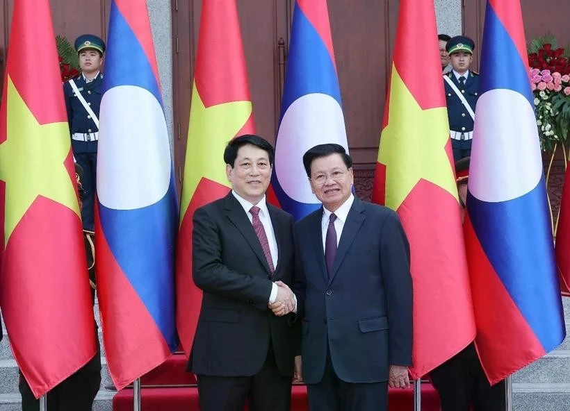 Le président vietnamien Luong Cuong (à gauche) rencontre le secrétaire général du Comité central du Parti populaire révolutionnaire lao et président lao Thongloun Sisoulith, à Vientiane, le 24 avril. Photo : VNA