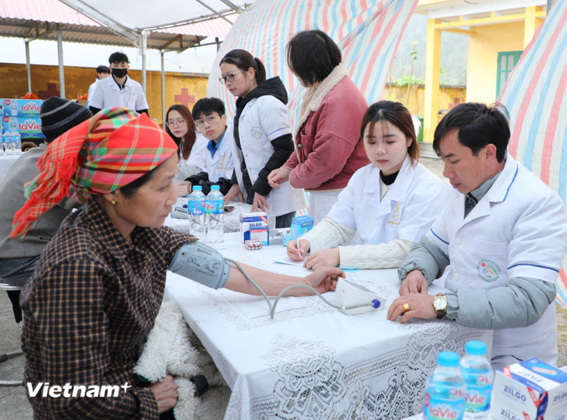 Les services sociaux essentiels tels que la santé, l’éducation, l’eau potable et l’accès à l’information ont été étendus afin de répondre aux besoins des populations rurales, en particulier des minorités ethniques. Photo : VietnamPlus