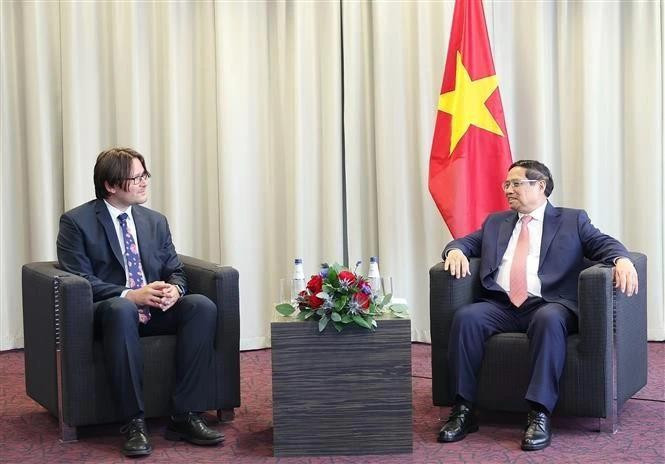 Le Premier ministre Pham Minh Chinh (à droite) reçoit Jevgeni Kabanov, président du groupe Bolt. Photo : VNA