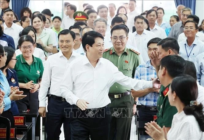 Le président Luong Cuong avec des électeurs des districts de Hoc Môn et Cu Chi, à Hô Chi Minh-Ville (Sud), le 28 juin. Photo : VNA