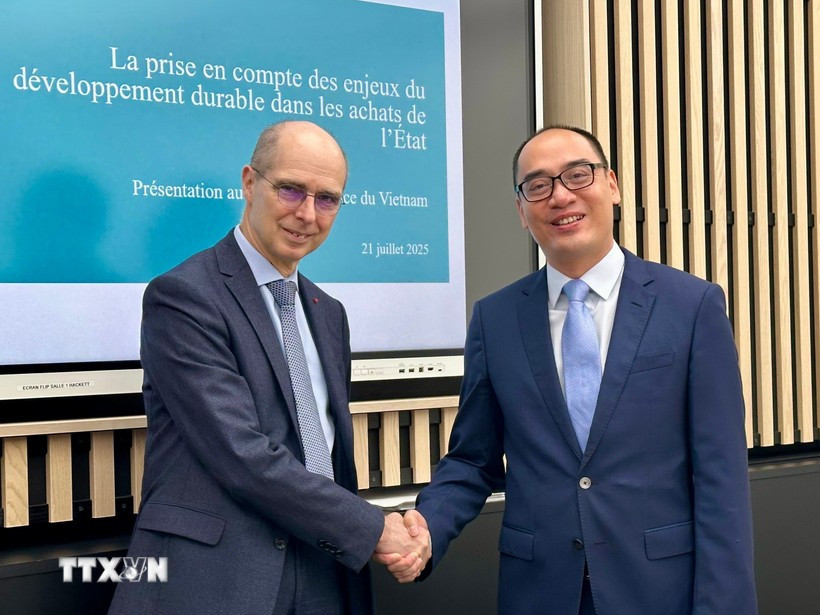 Le président de la Chambre du contentieux de la Cour des comptes française, Jean-Yves Bertucci (à gauche), et l’auditeur général adjoint de l’Audit d’Etat du Vietnam, Bui Quôc Dung. Photo : VNA