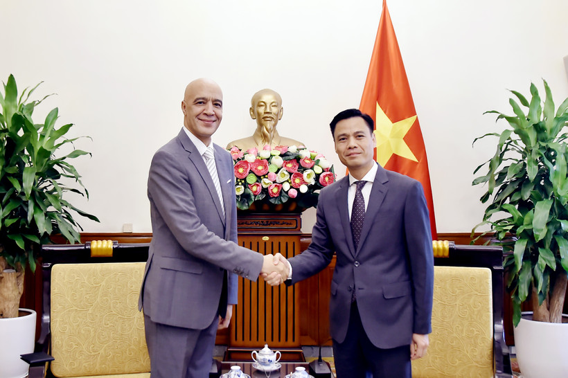 Le vice-ministre vietnamien des Affaires étrangères, Dang Hoàng Giang (à gauche) et l'ambassadeurs du Maroc au Vietnam, Jamale Chouaibi. Photo: VNA