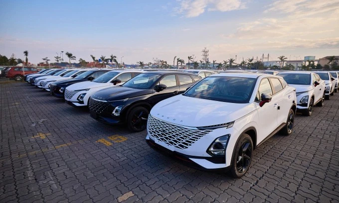 Le premier lot de voitures Omoda C5 en provenance d’Indonésie arrive au port de Hai Phong, en novembre 2024. Photo : O&J