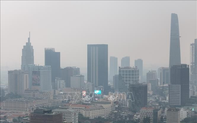 À Hô Chi Minh-Ville, les immeubles de grande hauteur sont enveloppés d'un épais brouillard de pollution, les concentrations de particules fines dépassant régulièrement les seuils de sécurité. Photo : VNA