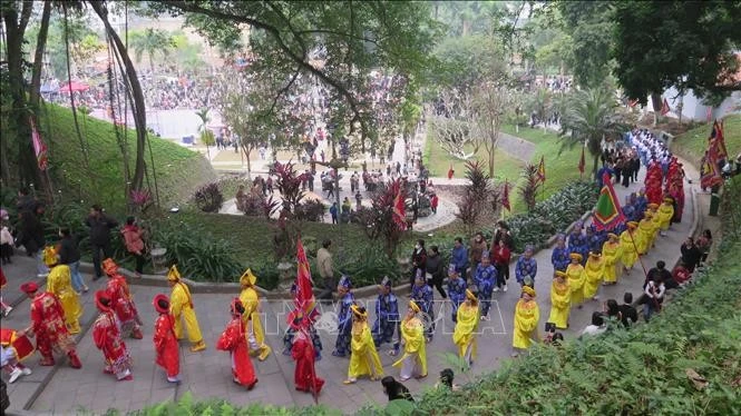 Le cortège, accompagné d’une délégation et d’un grand nombre de touristes, participe à la cérémonie d’offrande d’encens au temple de Thuong. Photo : VNA