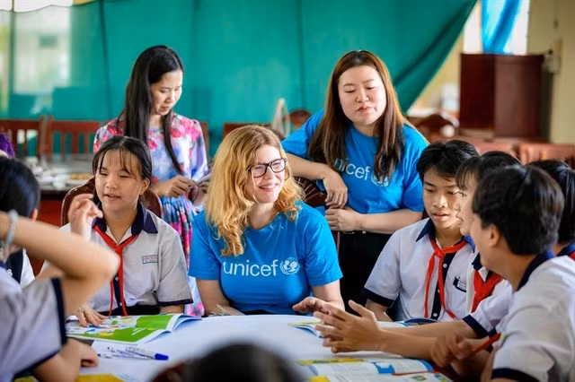 Des membres du personnel de l’UNICEF participent à une discussion avec des enfants vietnamiens. Le partenariat de 50 ans entre le gouvernement vietnamien et l’UNICEF a connu une transformation significative. Photo : UNICEF Vietnam