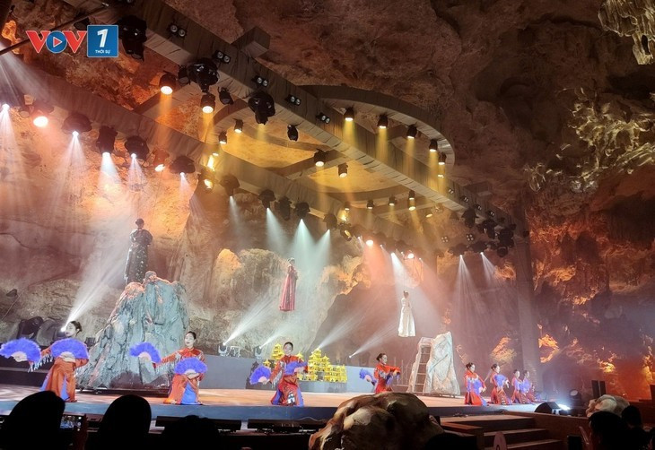 Un spectacle a lieu à la grotte de Ngoc Rong, dans la ville de Câm Pha. Photo: VOV