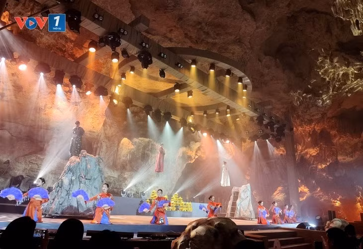 Un spectacle a lieu à la grotte de Ngoc Rong, dans la ville de Câm Pha. Photo: VOV
