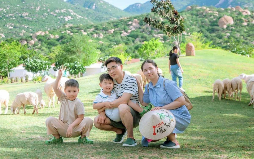 Une jeune famille sud-coréene visitant les villes côtières de Nha Trang et de Ninh Thuan. Photo : NhaTrangTourist