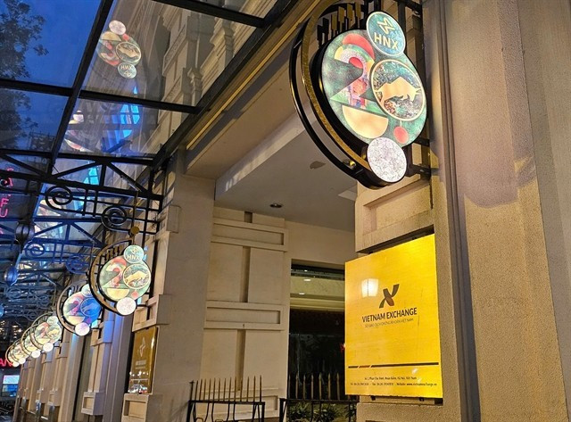 Devant le siège du Service des transactions boursières de Hanoi (HNX). 