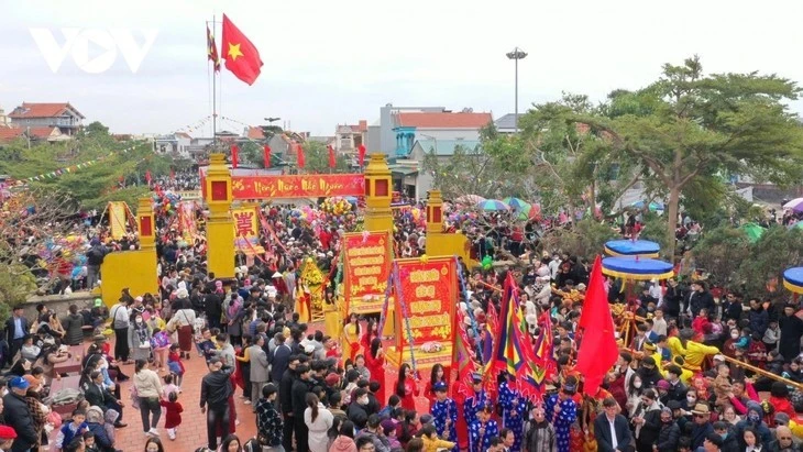 Les cortèges pénètrent dans le temple en procession pour offrir offrandes, encens et fleurs. Photo: VOV