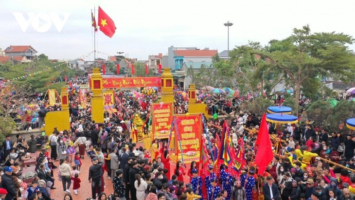 Les cortèges pénètrent dans le temple en procession pour offrir offrandes, encens et fleurs. Photo: VOV
