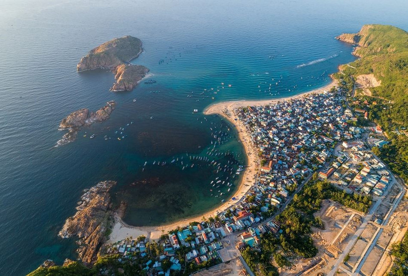 Située entre Hôi An et Nha Trang, Quy Nhon est une escapade côtière paisible. Célèbre pour ses fruits de mer d’une fraîcheur exceptionnelle et son immense plage, généralement déserte, elle offre un cadre paisible pour une escapade balnéaire. Photo: VnExpress