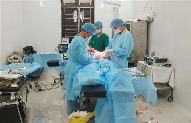 Le patient Huynh Van Du a été opéré par des médecins militaires de l'île de Sinh Tôn, dans le district insulaire de Truong Sa de la province de Khanh Hoa. Photo : VNA