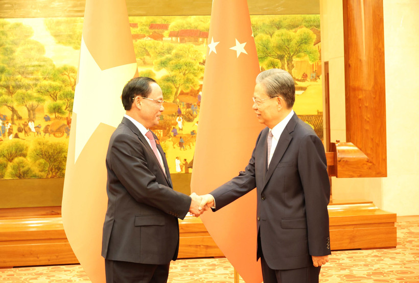 Le vice-président de l’Assemblée nationale du Vietnam, Trân Quang Phuong (à gauche) et le président du Comité permanent de l’Assemblée populaire nationale (APN) de Chine, Zhao Leji, à Pékin, le 20 août. Photo : VNA