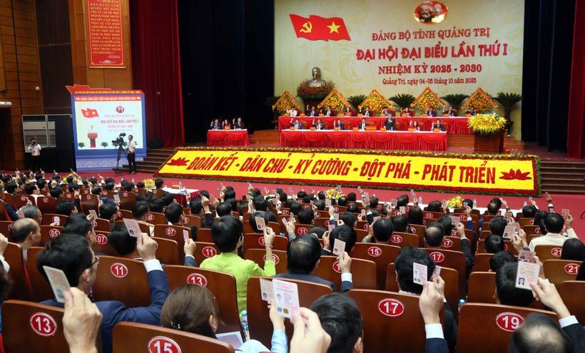 Les délégués votent pour adopter le projet de résolution du 1er Congrès du Comité provincial du Parti de Quang Tri, mandat 2025-2030. Photo : VNA
