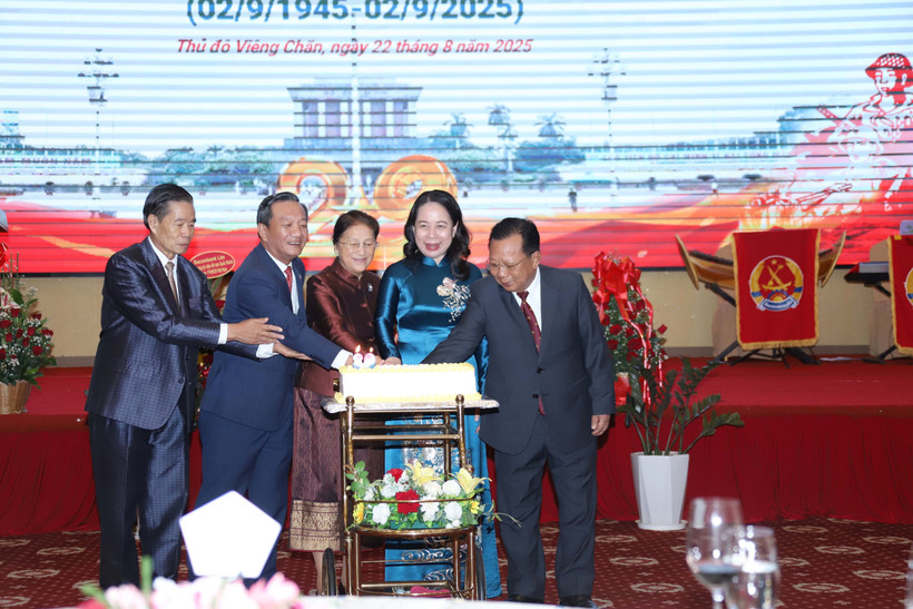 La vice-présidente vietnamienne Vo Thi Anh Xuân et la vice-présidente lao Pany Yathotou ainsi que les délégués découpent un gâteau d'anniversaire lors de l’événement. Photo : VNA