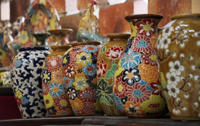 La poterie de Biên Hoa, caractérisées par des glaçures colorées et des techniques décoratives uniques. Photo: VNA