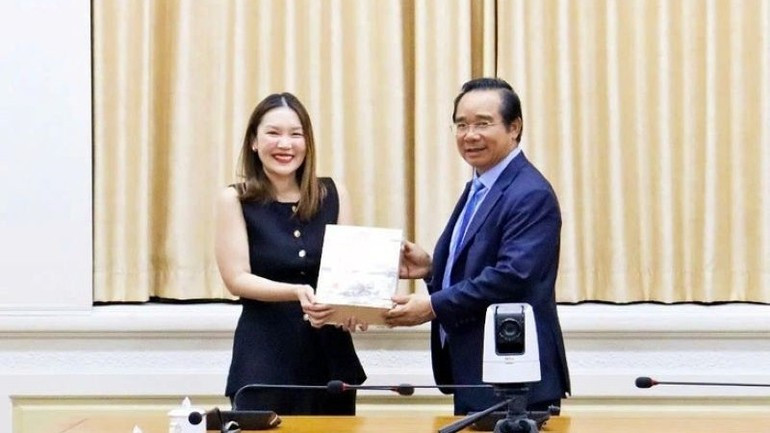 Le président du Comité populaire de Hô Chi Minh-Ville, Nguyên Van Duoc (à droite) et Chanida Klyphun, directrice des politiques publiques pour l'Asie du Sud-Est chez TikTok, lors de la rencontre. Photo : NDEL
