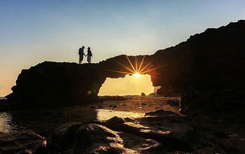 L'arcade To Vo sur l'île de Ly Son, d’une hauteur estimée à 2,5 m, est le lieu idéal pour contempler le coucher du soleil. Photo: VnExpress