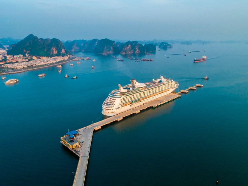 Le port international de croisière de Ha Long accueille de grands paquebots internationaux transportant des milliers de passagers. Photo: dantri.com.vn