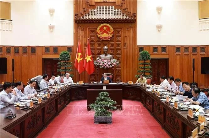 Lors de la réunion du Bureau permanent du Comité du Parti du gouvernement à Hanoi, le 1er juillet. Photo : VNA