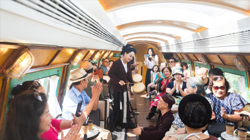 Les visiteurs à bord du Train des cinq portes de Hanoi. Photo : VNA