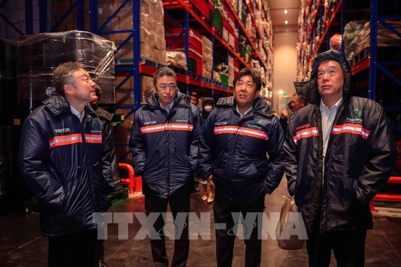 Des partenaires japonais visitent l’entrepôt frigorifique de Toàn Phat Logistics (TPL), basée dans la province de Tây Ninh (Sud). Photo : VNA