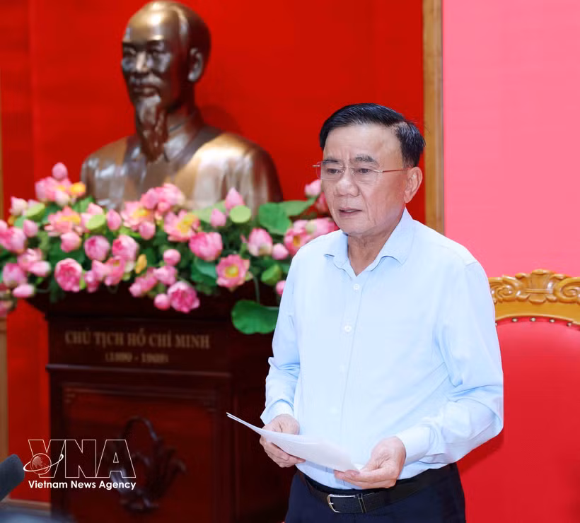 Le membre du Politburo et permanencier du Secrétariat du Comité central du Parti, Trân Câm Tu, préside la réunion mensuelle de la permanence du Comité du Parti des organes centraux du Parti, à Hanoi, 6 août. Photo : VNA