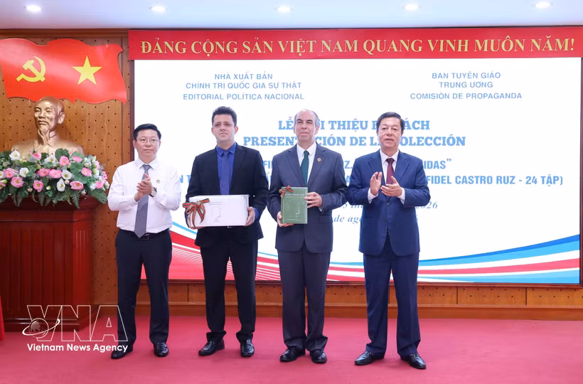 Présentation du recueil d’œuvres choisies du commandant en chef Fidel Castro Ruz, à Hanoi, le 6 août. Photo : VNA