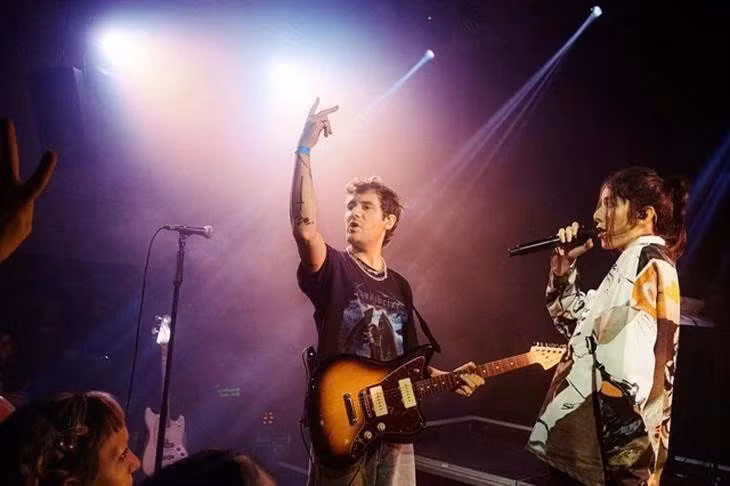 Le duo français de pop alternative Ojos entamera une tournée dans plusieurs villes du Vietnam. Photo : Institut français du Vietnam