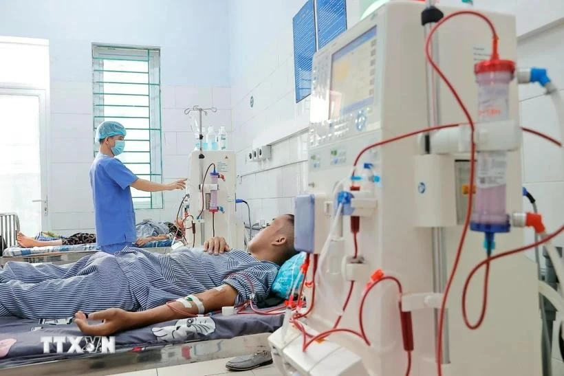 Un petit patient sous hémodialyse à l'hôpital général de la province de Hà Giang. Photo: VNA