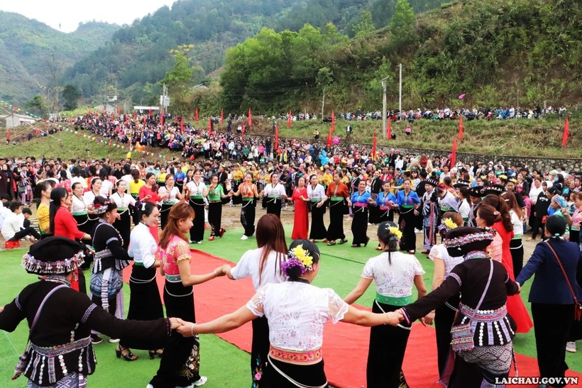 Le festival Xoe Chiêng des Thaï. Photo: laichau.gov.vn