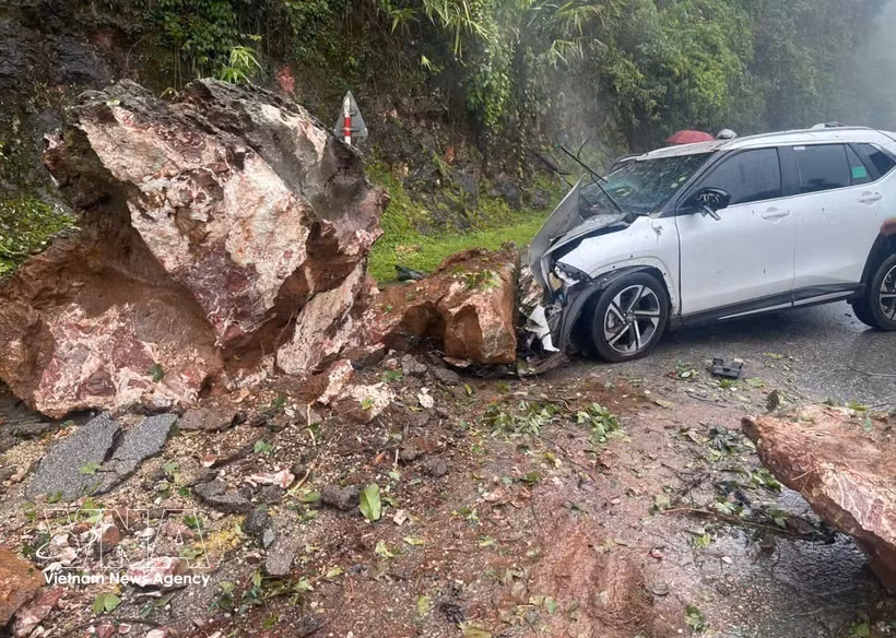 Un conducteur a été blessé lorsqu’un énorme rocher a dévalé un talus et frappé l’avant de sa voiture en circulation à Cao Pha, dans la commune Muong Bu, province Son La. Photo diffusée par la VNA