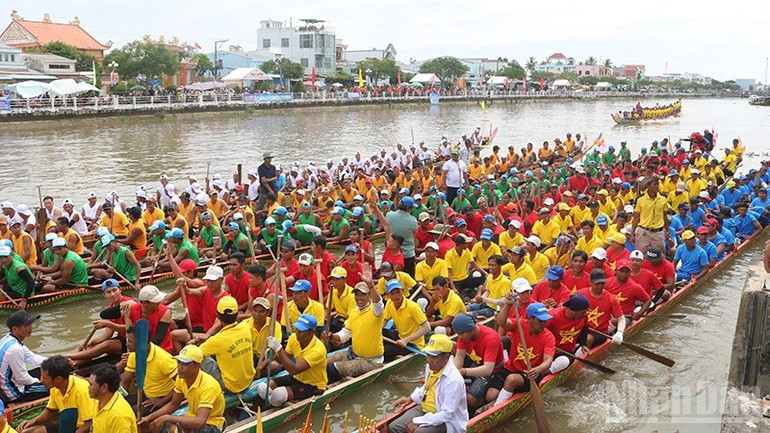 La traditionnelle course de ghe ngo sera le point d'orgue de la fête Ok Om Bok. Photo : NDEL