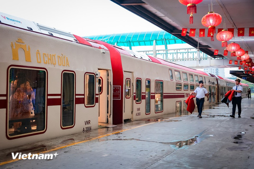 Le Train de Hanoi sur les rails depuis le 19 août 2025. Photo: VNA