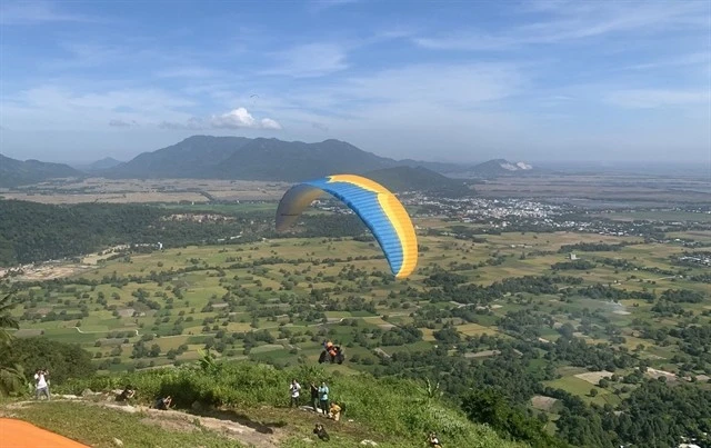Un parapente décolle sur la montagne de Phung Hoàng, dans le district de Tri Tôn, dans la province de An Giang. Photo: VNA