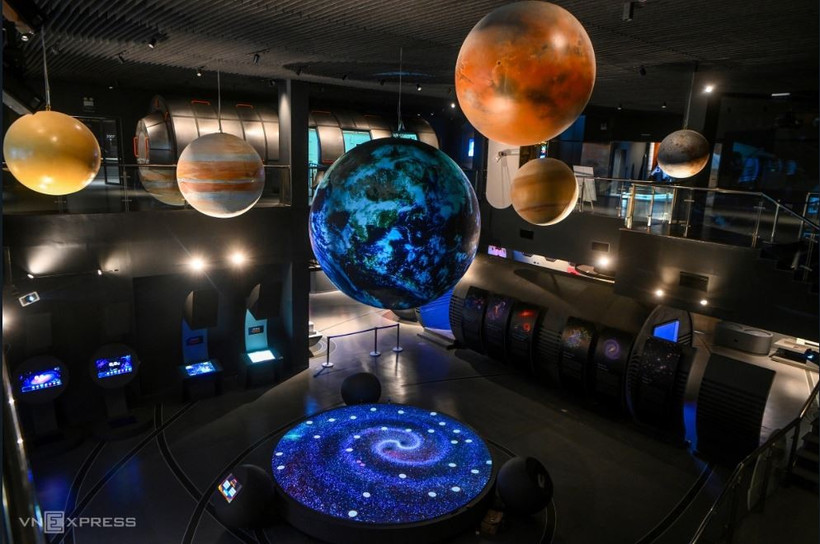 Reliant le premier et le deuxième étage du musée; des maquettes du Soleil et des planètes sont conçues avec des effets de lumière qui donnent aux spectateurs l'impression d'être dans l'espace. Photo: VnExpress