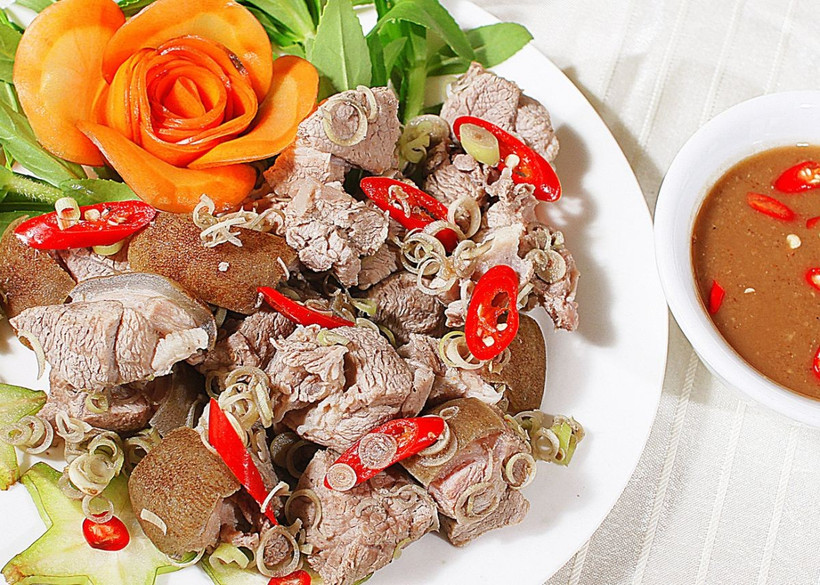 La viande de chèvre vietnamienne au jus de citron figure parmi les 36 meilleurs plats à base de chèvre au monde. Photo : Dulichninhbinh