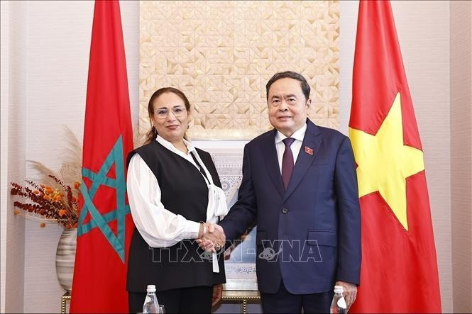 Le président de l’Assemblée nationale du Vietnam, Trân Thanh Mân serre la main de la présidente du Groupe d’amitié parlementaire Maroc-Vietnam, Lubna Srhiri. Photo : VNA