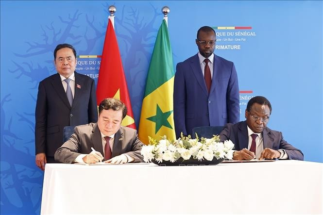 Le président de l'Assemblée nationale du Vietnam, Trân Thanh Mân, et le Premier ministre sénégalais, Ousmane Sonko, assistent à la signature d'un protocole d'accord sur le commerce du riz entre le ministère vietnamien de l'Industrie et du Commerce et le ministère sénégalais de l'Industrie et du Commerce. Photo : VNA