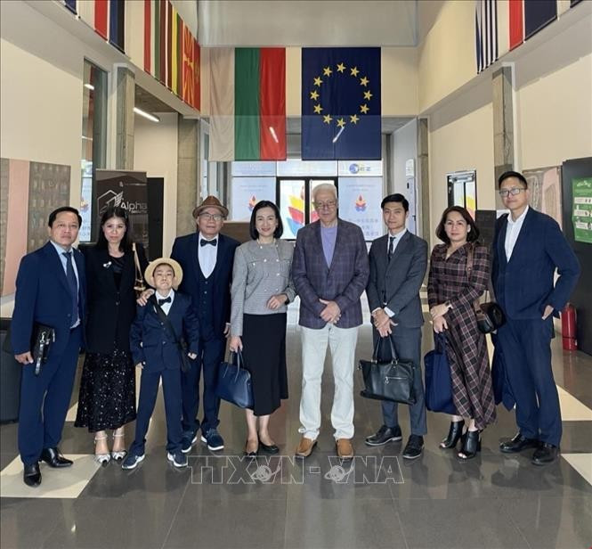 L’ambassadrice du Vietnam en Bulgarie, Nguyên Thi Minh Nguyêt (5e à partir de la gauche), et des membres de l’ambassade lors d’une visite et d’une séance de travail dans la zone économique de Trakia. Photo publiée par la VNA